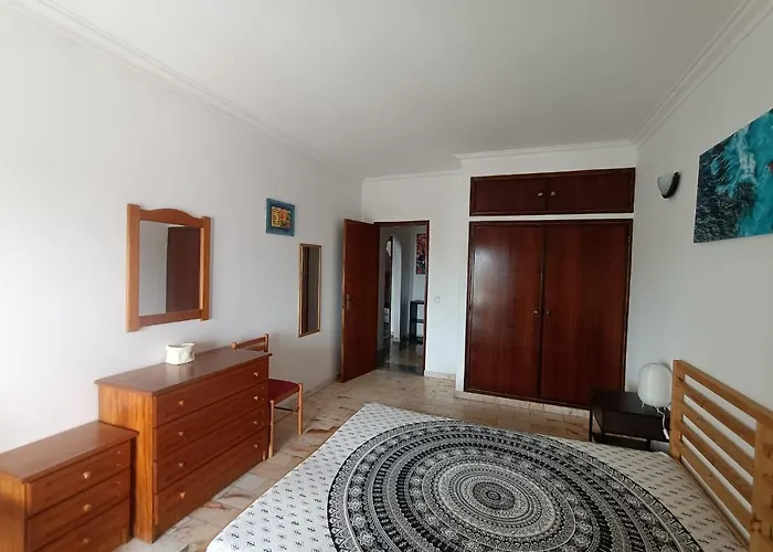 Oura Li Апартаменти